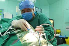 为切掉一颗位置刁钻的脑肿瘤，60岁医生单膝跪地手术40多分钟图片