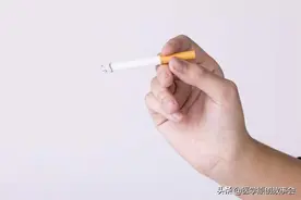 吸烟后出现四个表现，最好去检查一下，每天这样吸烟提示烟瘾很大图片