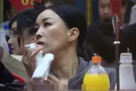 那英退出好声音后首现身？酒席间主动和人敬酒，大口进食懒管形象图片
