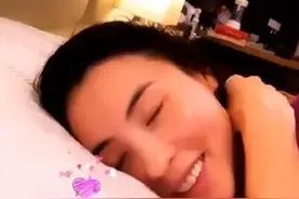 张柏芝酒店隔离不忘与粉丝互动，敷面膜晒自拍，素颜依旧很美图片