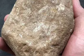 木那倔堆春带彩手镯料 种老荧光强 皮紧沙细肉细 有金丝绿图片