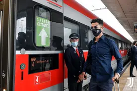 尤文兵发萨索洛 C罗布冯黑超型男范儿 德米拉尔随队出征图片
