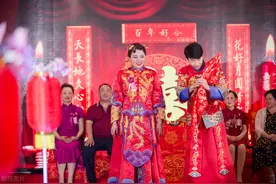 一个搞笑的梦：我刚穿越到1981，就被拉去拜堂成亲图片