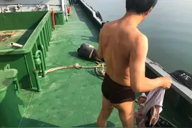 暖心！钩机船船长厦门大桥海域勇救落水者图片