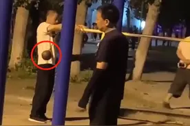 是个狠人！辽宁一大叔在公园另类健身，不停地用球撞击自己的身体图片