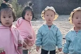 双胞胎街头"偶遇"，四目相对太可爱，网友：红蓝搭配还挺登对的图片