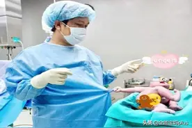 最“暴躁”新生儿走红，抓住医生不放手：宝宝的自然行为有多牛？图片