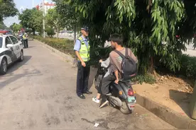 @所有防城港摩托车、电动自行车主，警察蜀黍喊你戴头盔啦！图片