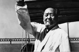 邓小平感慨：毛主席74岁游长江，“万里长江横渡，胜似闲庭信步”图片