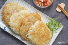 懒人土豆饼，刨丝后撒上盐，做出来的饼香酥可口，吃起来非常爽口图片
