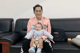 湖南女飞人廖孟雪留微长发 抱小孩引热议：又帅了还是像个男的图片
