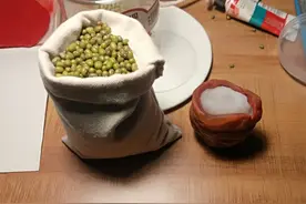 一块南红被雕成福袋，几只老鼠竟偷吃，超可爱图片
