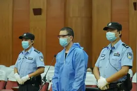 2岁男童被母亲男友折磨致死，被殴打灌酒折磨了2小时，令人震怒图片