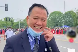 63岁影帝万梓良送别袁院士，成首位到现场明星，满脸笑容却引争议图片