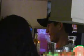 小李琳小8岁老公夜店嗨玩，与美女喝酒热聊气氛火热，凌晨才离去图片
