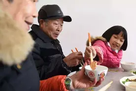 “喜欢奶奶还是姥姥？”小朋友给出的回答很现实，你家的也这样吗图片