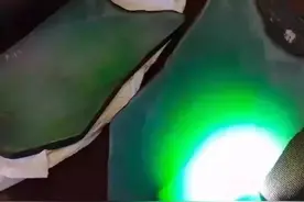 12万买的的翡翠赌石，第一刀垮了，再切一刀爆出正阳绿图片
