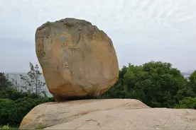 悬空而立，重约200吨，东山风动石，以奇、险而誉为天下第一奇石图片