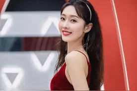 宣璐红裙造型绝美！吊带鱼尾裙大秀好身材，甜美御姐范太撩人图片