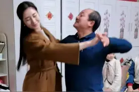 乡爱王小蒙与谢广坤搂在一起跳舞，互动亲密引争议，戏外嫁富二代图片