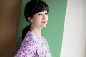 爱披头发的中老年人，4个方法让你头发更乌黑，比同龄人更年轻图片