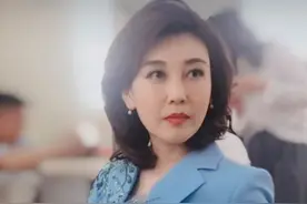 央视最美主持人李红衣品超好！穿西装裙放肆秀身材，气质不输董卿图片