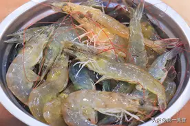 去虾线、还在用牙签太老套了！老渔民教你1招，分分钟剥完一大盆图片