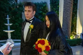 家暴破产，好莱坞影帝第五次闪婚，日本新娘小他30岁图片