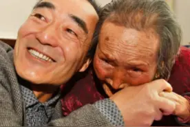 儿子照顾90多岁瘫痪妈妈，母亲洗澡嫌害羞，发生奇迹科学难解释图片