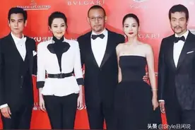 姜文携许晴和周韵走红毯，许晴气场全开，小10岁周韵美艳动人图片