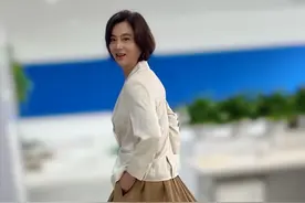 58岁李玲玉上班办公室跳舞，穿西装长裙踩细针鞋，嘟嘴卖萌太可爱图片