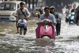 郑州暴雨路变海 市民八仙过海各显神通过积水 有欢乐也有无奈图片