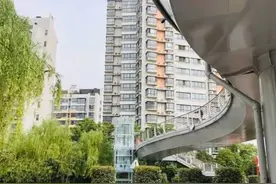 螺旋坡道 垂直电梯 西安第一条曲线无障碍人行天桥“亮了”图片
