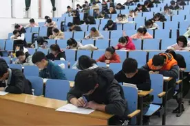大学生网上吐槽，四年没参加过英语四六级考试，只因没有“考位”图片