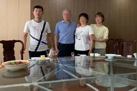 父亲出狱，“刺死辱母者”于欢一家四口团聚，家里企业正恢复，想替父母多承担，26岁终身大事还没眉目图片