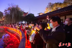 “武汉，我们回来了！”他们达成重聚之约，夜登黄鹤楼赏江城美景图片