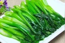 炒青菜时，洗完直接炒就错了，牢记4要点，翠绿又脆嫩，鲜味十足图片