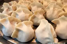 调饺子馅时，加一勺常见调料锁水又增鲜，咬一口鲜香多汁，实用图片