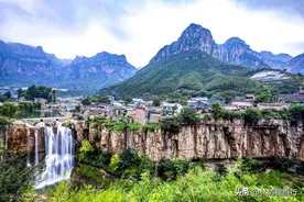 中国最美的悬崖村：房屋建在瀑布旁，美得像是P图，避暑绝佳图片