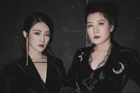 凯丽母女暗黑风走秀slay全场，穿小腰封“勒得恶心”被称人间真实图片