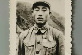 一等功臣隐居65年，孙子翻看废纸时，发现爷爷的真实身份图片