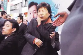 2006年朴槿惠遇刺全过程：男子挥刀乱刺，脸部被缝60针，近乎毁容图片