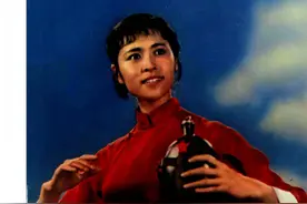 《红嫂》中的哺乳核心情节，在不同的改编作品中有何不同的呈现？图片