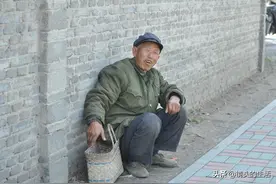 六旬“光棍儿”大爷，一生3胎无儿无女，与风烛残年母亲相依为命图片