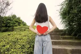 被母亲要求“帮”弟弟买房后，她发了一张离婚证：妈，您满意了吗图片