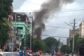 缅甸仰光市区连续发生多起爆炸 导致军车起火 多人伤亡图片