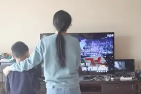 49岁央视主持管彤晒家中内景，家具陈旧凌乱，曾被传与韩红结婚图片