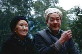 19岁小伙爱上大10岁寡妇，私奔深山50年，辛苦供养7个孩子图片