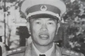 战士看报纸，指着司令的照片跟连长说：他是我22年未见面的父亲图片