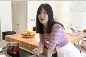 张子萱二胎后身材发福，穿条纹针织衫长肉如大妈，身材渐渐像老公图片